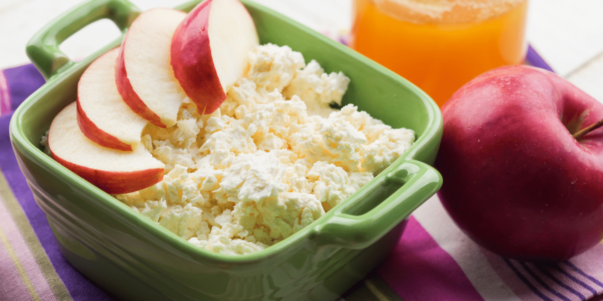 Cottage cheese with apples