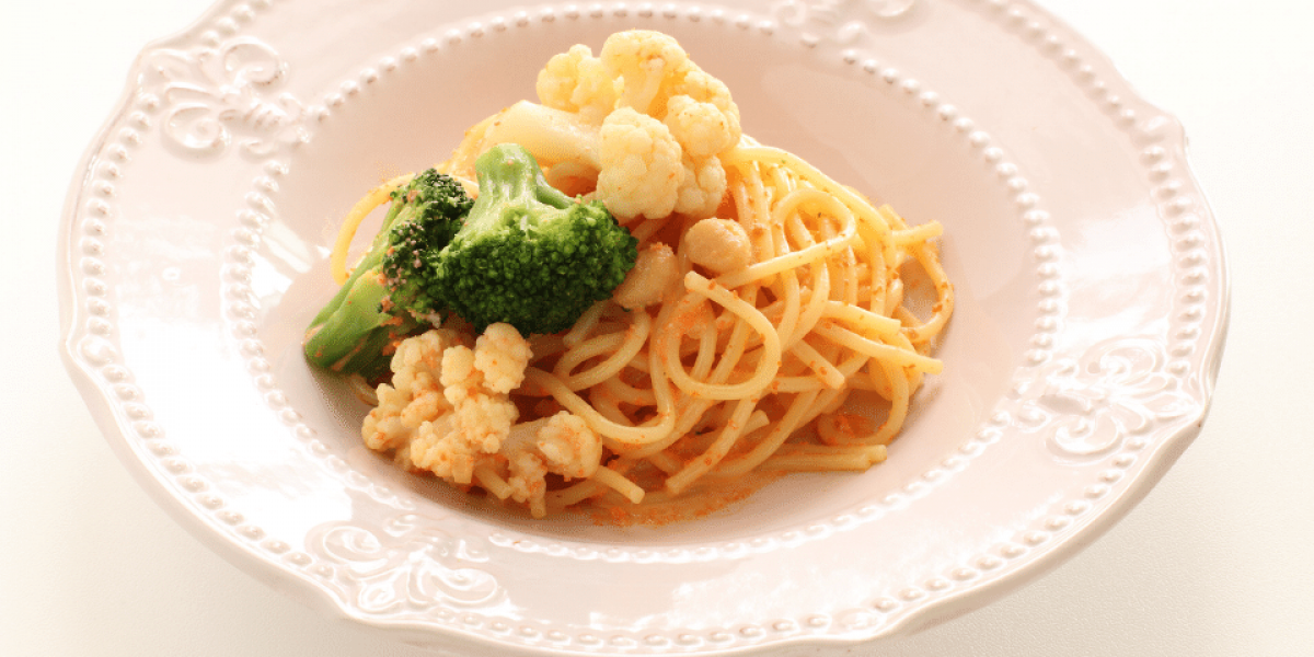 spaghetti with broccoli and caulflower