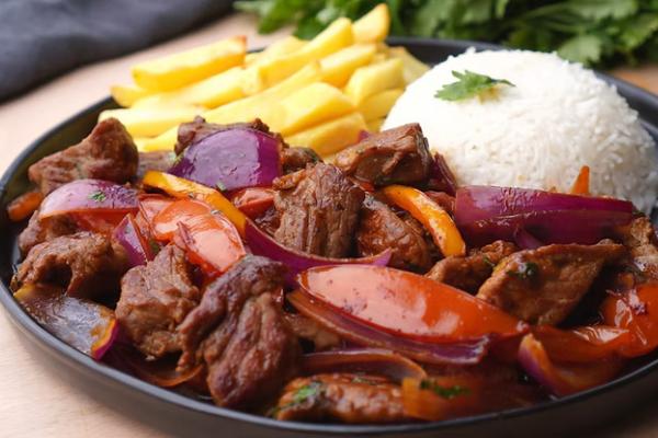 Lomo Saltado (photo courtesy of ceciliatupac.com)