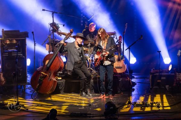 The Wood Brothers rock out to end hunger