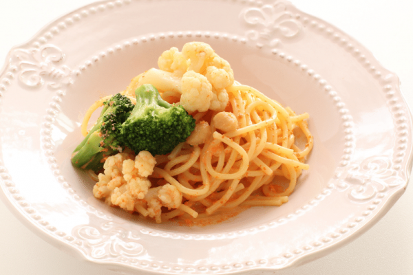 spaghetti with broccoli and caulflower